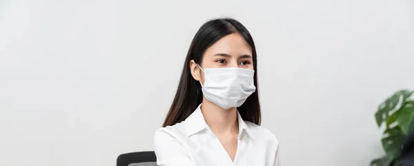 Asiática Mujer Negocios Llevar Máscara Médica Sentado Mesa Oficina Protección —  Fotos de Stock