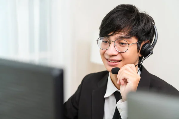 Consultor Asiático Sonriente Del Hombre Negocios Que Usa Auricular Del — Foto de Stock