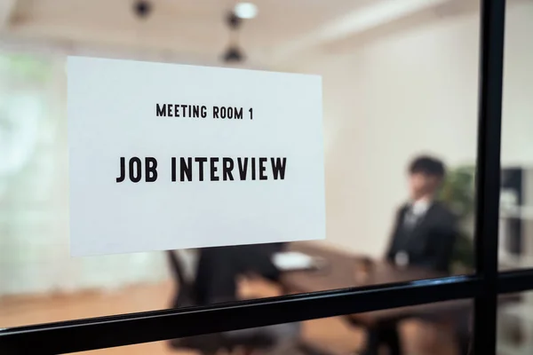 Sinal Entrevista Frente Sala Reuniões Empresários Sentam Mesa Esperam Pela — Fotografia de Stock