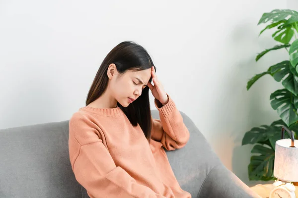 Cansado Jovem Mulher Asiática Sentado Ter Uma Dor Cabeça Porque — Fotografia de Stock