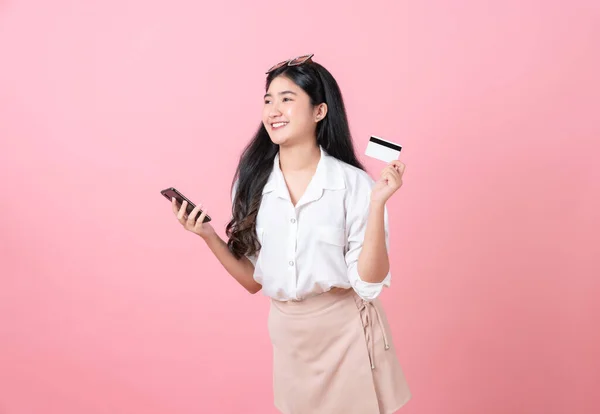 Jong Glimlachen Aziatische Vrouw Houden Credit Card Met Smartphone Zoek — Stockfoto