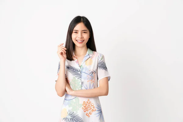 身着浅色衣服站在白色背景上的快乐美丽的亚洲女人的演播室照片 — 图库照片