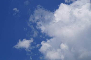 Mavi bir arkaplanda beyaz kümülüs bulutları