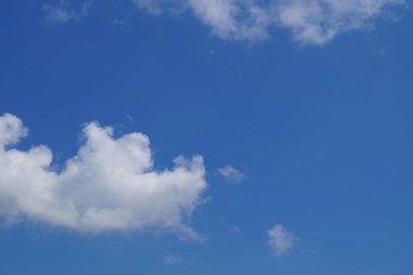 Beyaz bulutlu mavi gökyüzü, doğa arkaplan