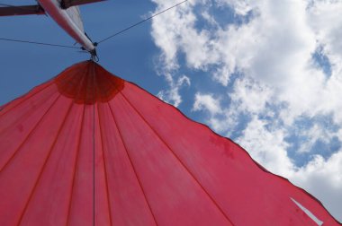 Gökyüzünde kırmızı sıcak hava balonu