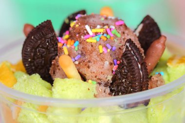 Dondurma bir kızarmış ekmek üzerinde.