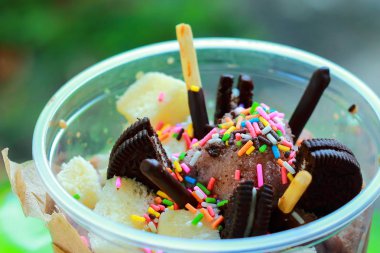 Dondurma bir kızarmış ekmek üzerinde.