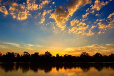 Günbatımında gökyüzünün güzel atmosfer.