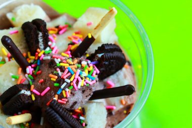 Dondurma bir kızarmış ekmek üzerinde.