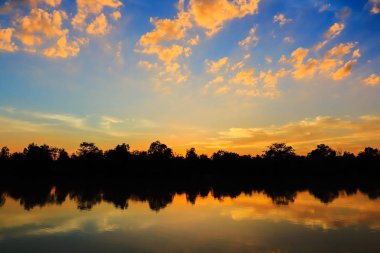 Günbatımında gökyüzünün güzel atmosfer.