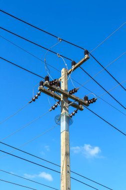 Beyaz bulut ve mavi gökyüzü, elektrik direkleri.