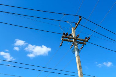 Beyaz bulut ve mavi gökyüzü, elektrik direkleri.