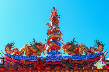 Renkli ejderha başlı tapınak. Çin tapınak Tayland heykeller.