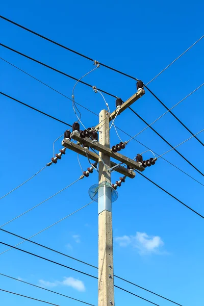 Pólos Elétricos Nuvem Branca Céu Azul — Fotografia de Stock