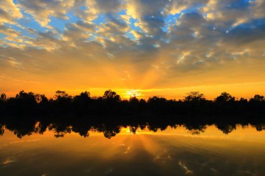 Günbatımında gökyüzünün güzel atmosfer.
