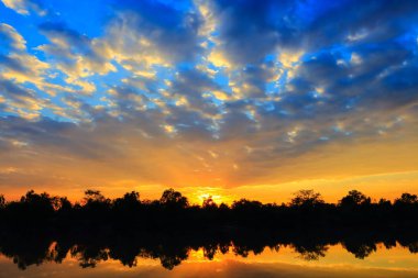 Günbatımında gökyüzünün güzel atmosfer.