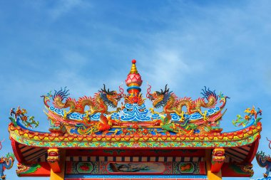 Renkli ejderha başlı tapınak. Çin tapınak Tayland heykeller.