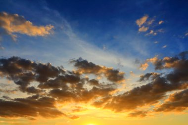 Günbatımında gökyüzünün güzel atmosfer.