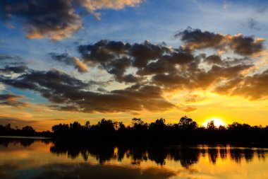 Günbatımında gökyüzünün güzel atmosfer.