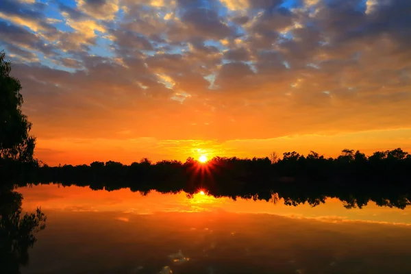Günbatımında gökyüzünün güzel atmosfer.