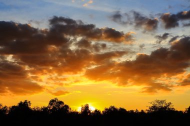 Günbatımında gökyüzünün güzel atmosfer.