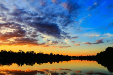 Günbatımında gökyüzünün güzel atmosfer.