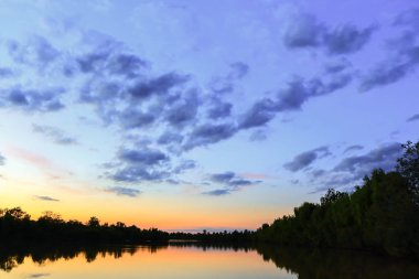 Günbatımında gökyüzünün güzel atmosfer.
