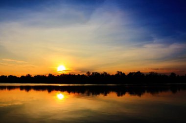 Günbatımında gökyüzünün güzel atmosfer. siluet.