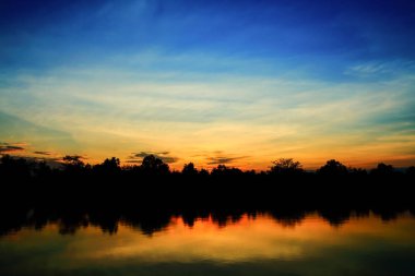 Günbatımında gökyüzünün güzel atmosfer. siluet.