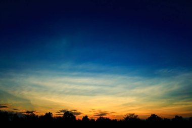 Günbatımında gökyüzünün güzel atmosfer. siluet.