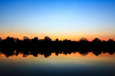 Günbatımında gökyüzünün güzel atmosfer. siluet.