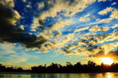 Günbatımında gökyüzünün güzel atmosfer. siluet.