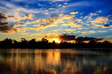 Günbatımında gökyüzünün güzel atmosfer. siluet.