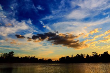 Günbatımında gökyüzünün güzel atmosfer. siluet.
