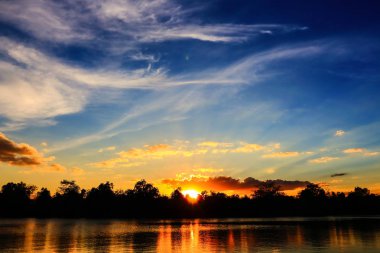 Günbatımında gökyüzünün güzel atmosfer. siluet.