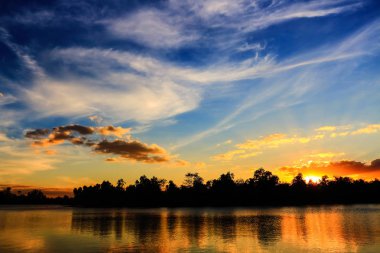 Günbatımında gökyüzünün güzel atmosfer. siluet.