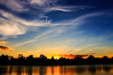 Günbatımında gökyüzünün güzel atmosfer. siluet.