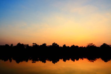 Günbatımında gökyüzünün güzel atmosfer.