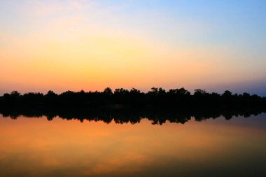 Günbatımında gökyüzünün güzel atmosfer.