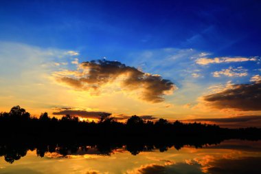 Günbatımında gökyüzünün güzel atmosfer.