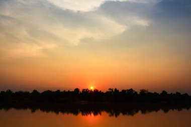 Gün batımında güzel gökyüzü atmosfer.