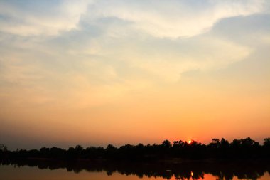 Gün batımında güzel gökyüzü atmosfer.