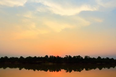 Gün batımında güzel gökyüzü atmosfer.