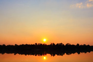 Gün batımında güzel gökyüzü atmosfer.