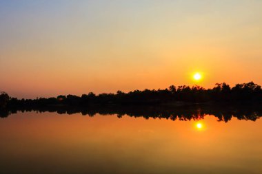 Gün batımında güzel gökyüzü atmosfer.