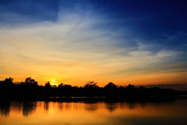 Hermosa Atmósfera Del Cielo Atardecer Silueta — Foto de Stock