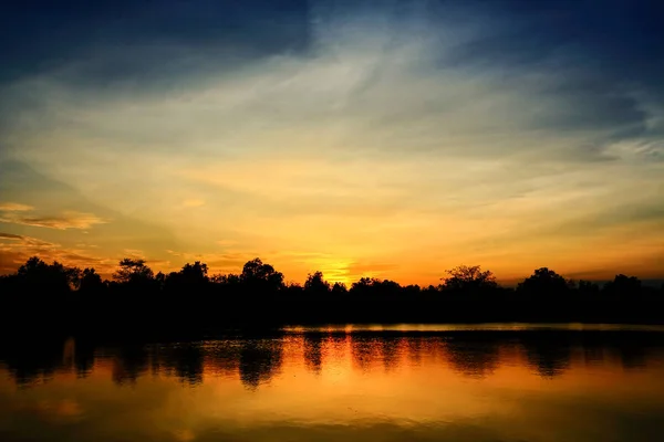 Günbatımında gökyüzünün güzel atmosfer. siluet.