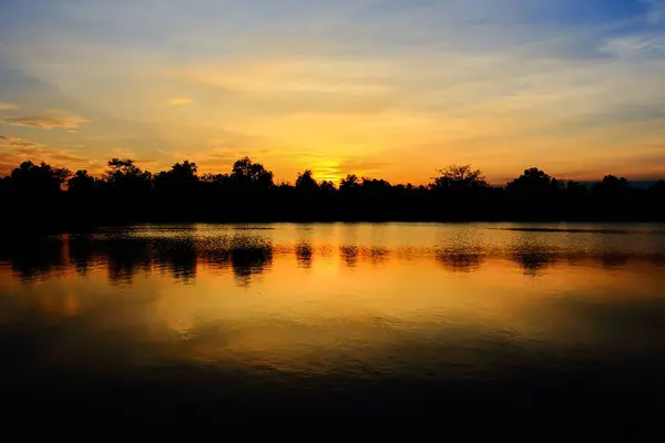 Hermosa Atmósfera Del Cielo Atardecer Silueta — Foto de Stock