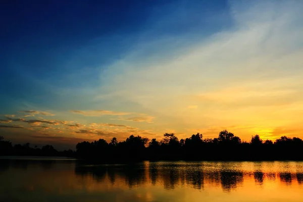 Hermosa Atmósfera Del Cielo Atardecer Silueta — Foto de Stock