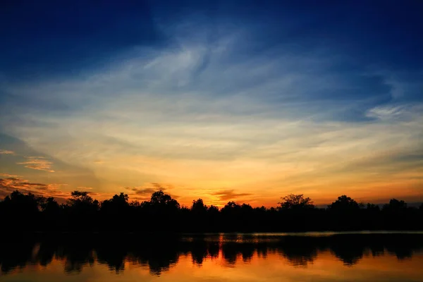 Όμορφη Ατμόσφαιρα Του Ουρανού Κατά Ηλιοβασίλεμα Σιλουέτα — Φωτογραφία Αρχείου
